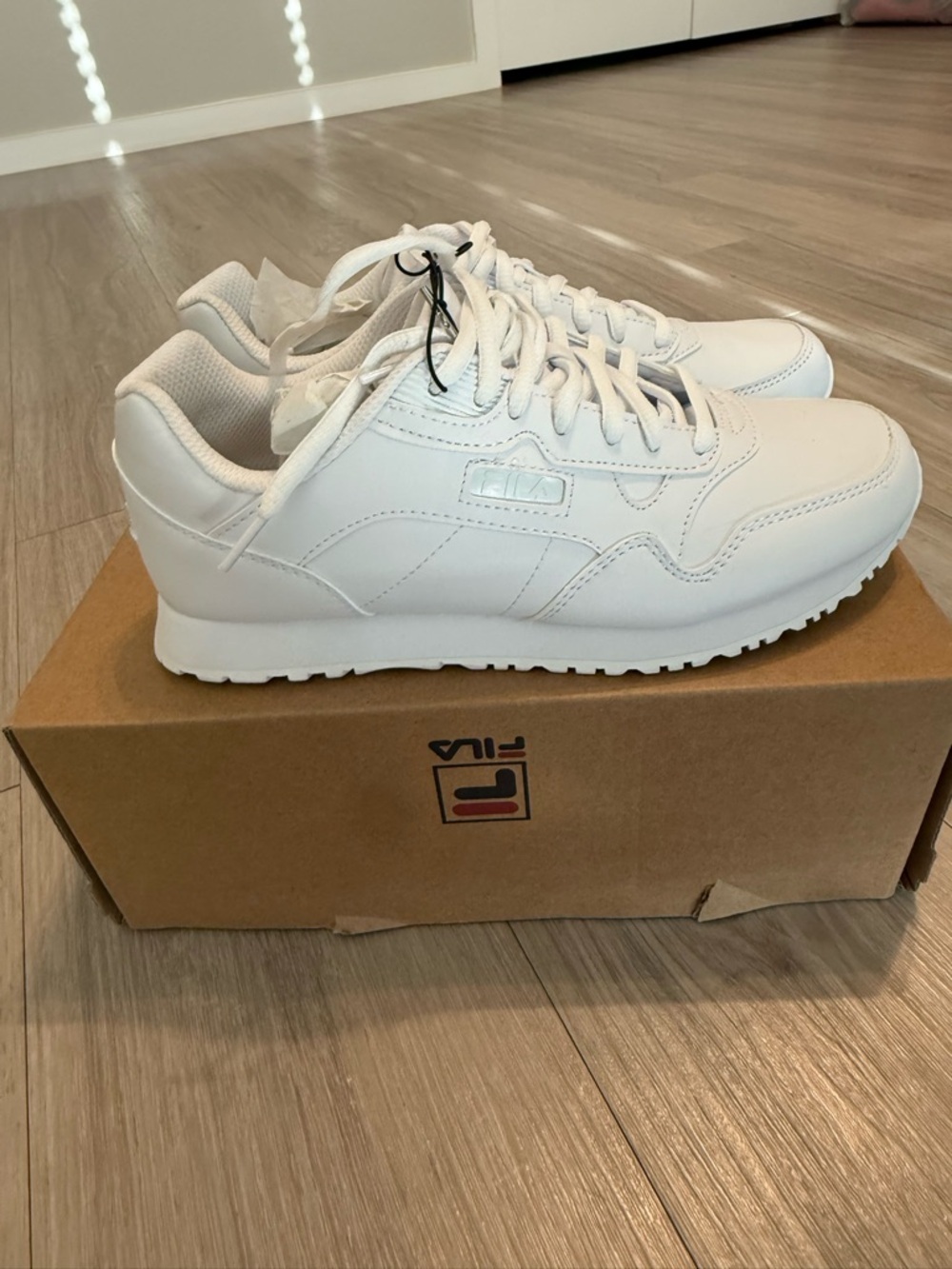 Fila womens White Classic Leather Low-Top Sneakers